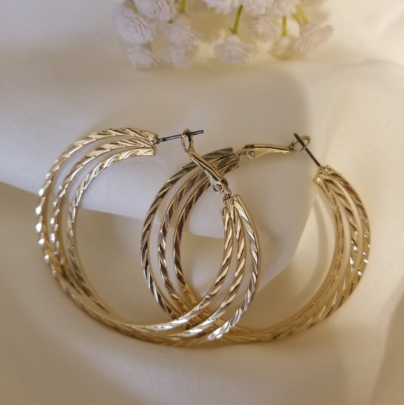 Bold goldtone hoop earrings - Picture 8 of 8